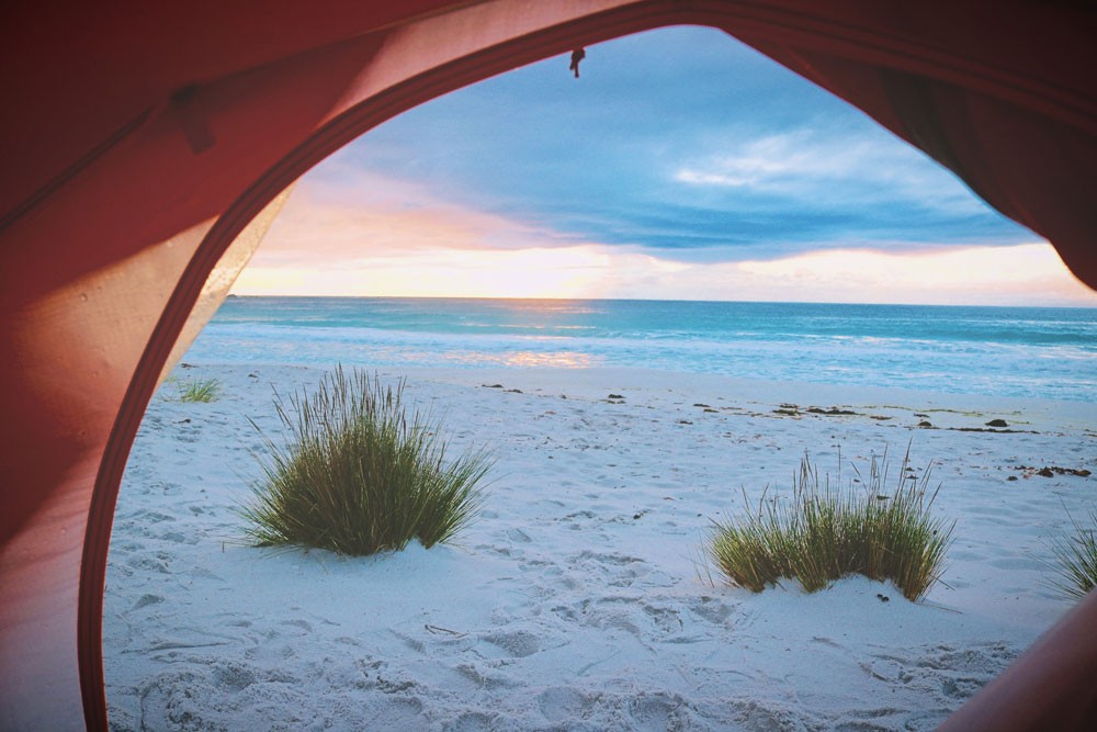 puerta de una tienda de campaña en una playa de Australia